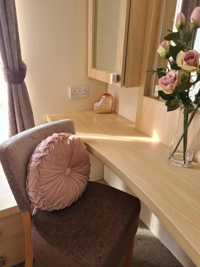Beautiful 2 Bedroom Caravan, Holiday Park Tenby Saint Florence Εξωτερικό φωτογραφία