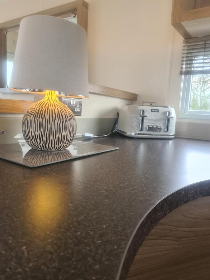 Beautiful 2 Bedroom Caravan, Holiday Park Tenby Saint Florence Εξωτερικό φωτογραφία