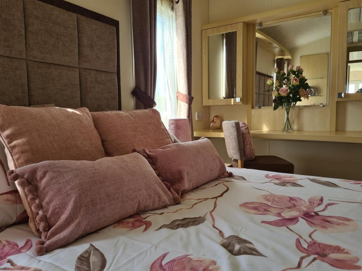 Beautiful 2 Bedroom Caravan, Holiday Park Tenby Saint Florence Εξωτερικό φωτογραφία