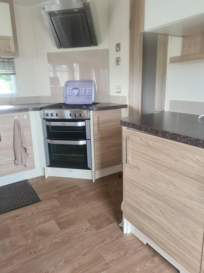 Beautiful 2 Bedroom Caravan, Holiday Park Tenby Saint Florence Εξωτερικό φωτογραφία