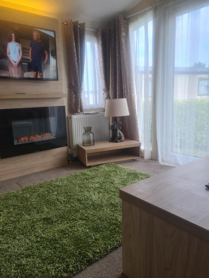 Beautiful 2 Bedroom Caravan, Holiday Park Tenby Saint Florence Εξωτερικό φωτογραφία