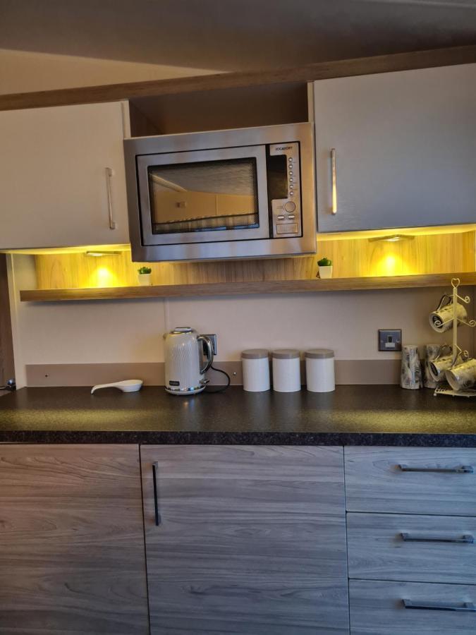 Beautiful 2 Bedroom Caravan, Holiday Park Tenby Saint Florence Εξωτερικό φωτογραφία