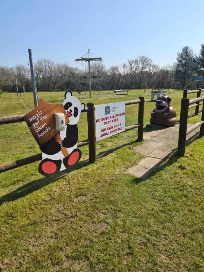 Beautiful 2 Bedroom Caravan, Holiday Park Tenby Saint Florence Εξωτερικό φωτογραφία