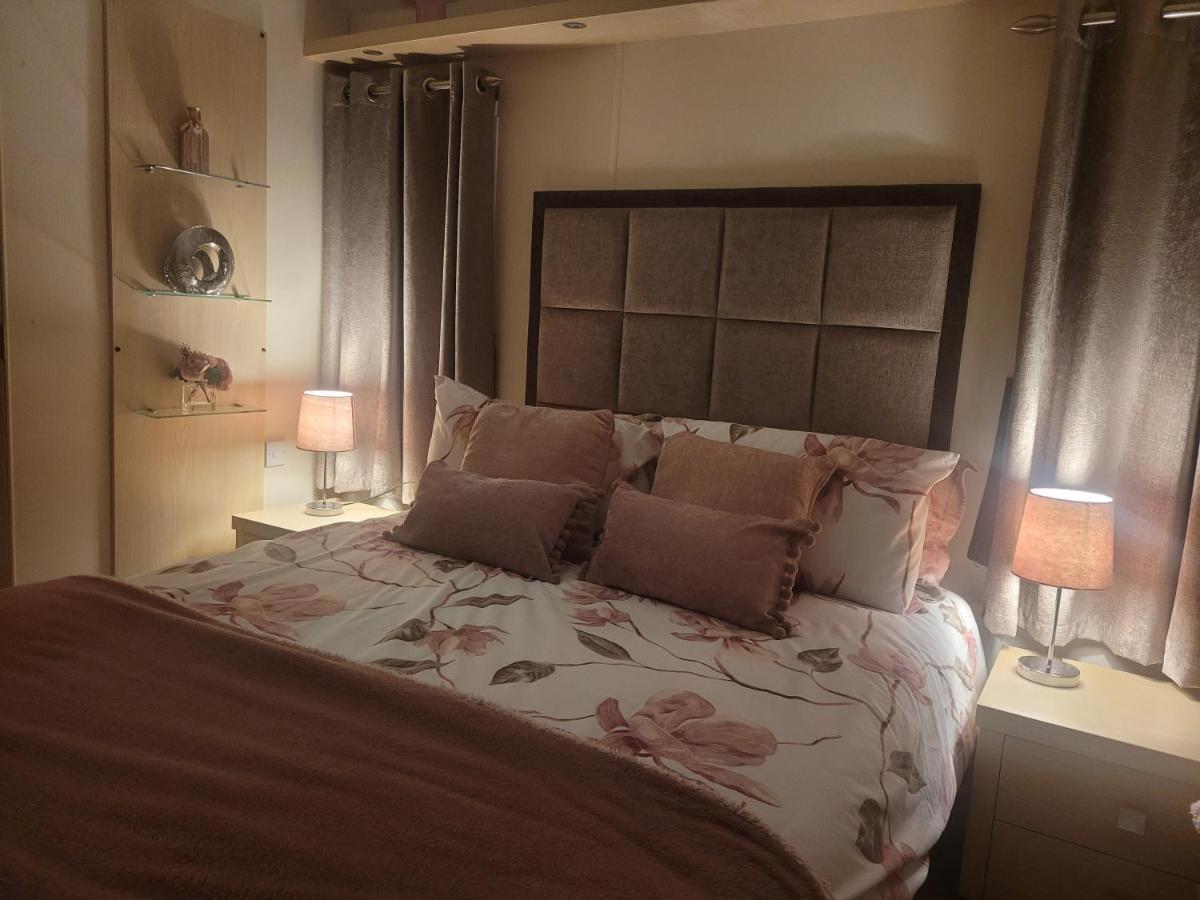 Beautiful 2 Bedroom Caravan, Holiday Park Tenby Saint Florence Εξωτερικό φωτογραφία